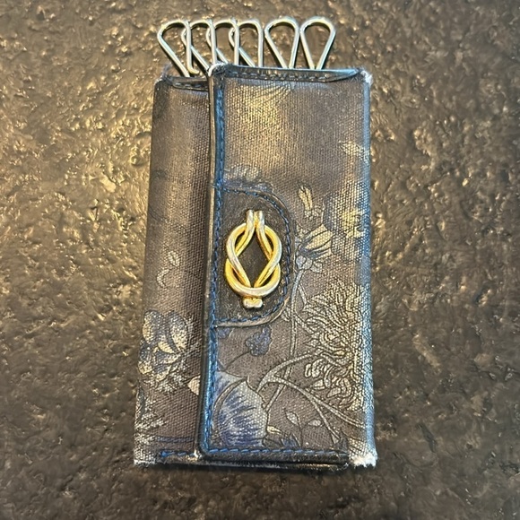 Vintage Gucci 6 key holder accessory navy blue with lotus floral print goldtone. - Picture 12 of 13